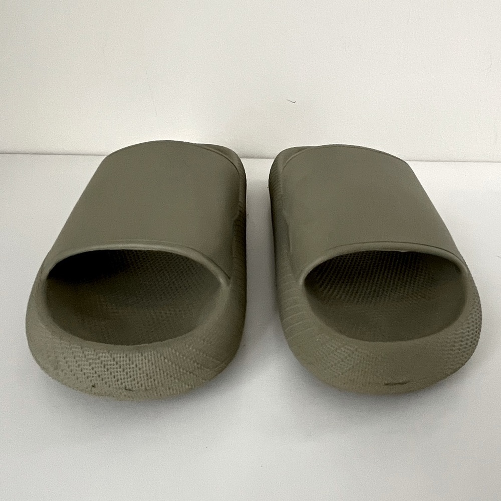 Old Navy Olive Green Women’s Single-Strap Slide Sandals, size 8.